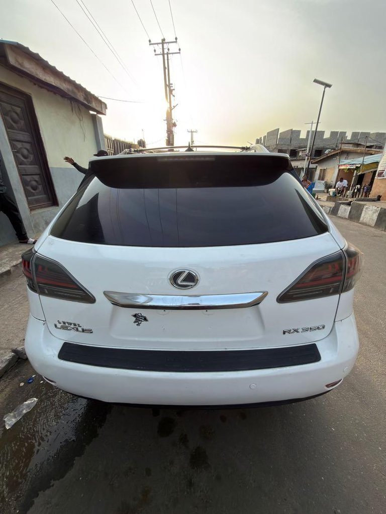 Fourwheelsautos's tweet image. Lexus RX350 2011 🔥

Engine 💯
Gear 💯
AC chilling 🥶

Yes, you saw the price right.

Good for buy, repackage and enjoy — or flip.
Perfect for both end users and dealers!

💰 ₦7.5M
📍 #Lagos

At this price, don’t overthink it.

Serious buyers only.
DM on WhatsApp 👉
