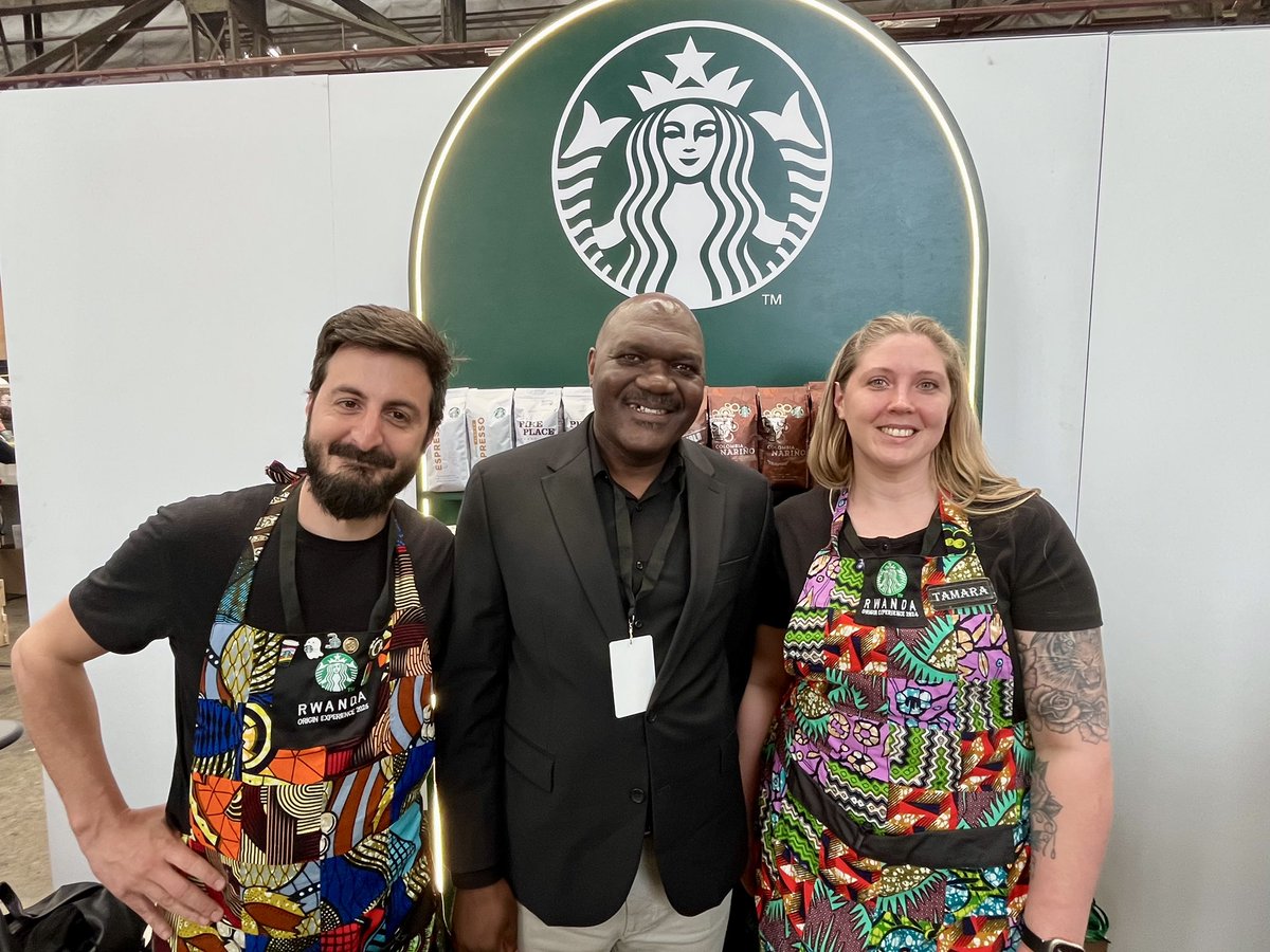 RwandaHillsNews's tweet image. Amb. Lambert Dushimimana yagaragaje ko u Buholandi ari isoko ry’ingenzi rifasha kugeza uburyohe bwa "Rwanda Coffee" ku baguzi n’abayitunganya mu Burayi bwose. Hari nyuma y’imurikagurisha ry’iminsi itatu i Amsterdam ryateguwe na @RwandAgriExport 
#RwandaCoffee #MadeInRwanda #RwOT