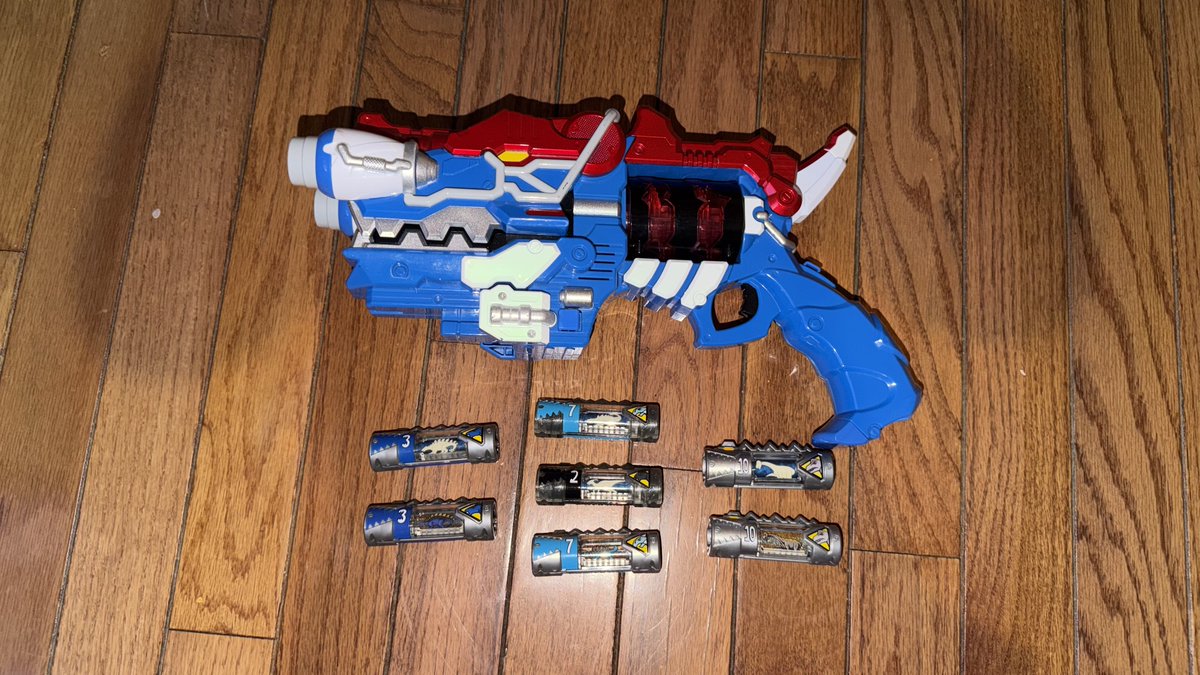 JukeboxMLP's tweet photo. During my time in Ponyville as a Protector of Equestria, I some how have found this thing in the everfree forest. To this day, I have been using this to fight evil and protect my home. #DinoCharge #TitanoMorpher #GigaGabuRevolver #GabuGabuRevolver https://t.co/L05F2fMfgl