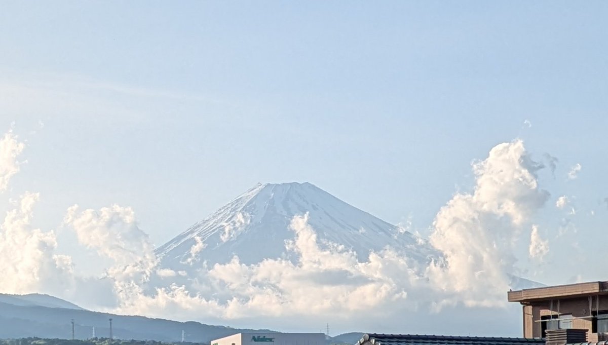 こんにちは🤗
2026.4.21の夕焼け富士山🗻です👍
まだこの辺は黄砂流れて来ていないかな？明日は外に洗濯物干せるかなぁ？長野県と青森県と地震が続いているけど静岡県は大丈夫かな？この辺は南に海🌊北に富士山🗻どちらも怖い場所😱綺麗な姿とパワーだけ頂きますファイティン💪💪💪
#富士山