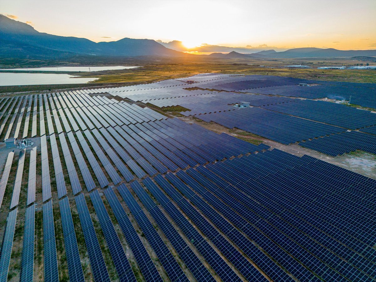 JamesBy02004566's tweet image. Future trends: What new solar tech might help you weather more intense storms. mediaeclatdotcom.blogspot.com/2026/04/future… #SolarEnergy #StormPreparedness #RenewableEnergy #EnergyIndependence #Microgrid #BatteryStorage #SmartEnergy #MediaEclat #FutureOfEnergy #SolarTrends