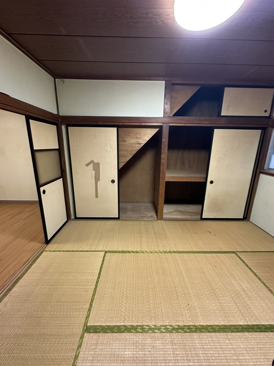 everysuzuki7's tweet photo. 見積どおり和室を洋室化したら元請けにこう言われました。

洋室化とはクローゼットに交換するでしょう！！と。

見積にないのにクローゼットにしろって、、
皆さんどう思いますか？

いま言った言わないの話になってます😭 https://t.co/Hp5F3H47SR