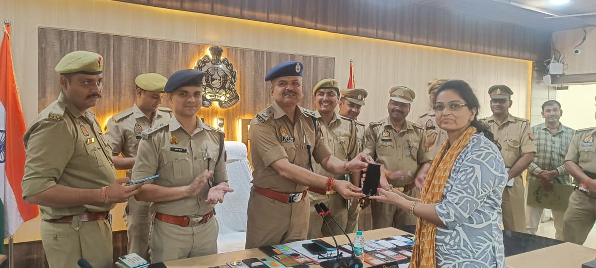24Soron5364's tweet image. कासगंज पुलिस की बड़ी सफलता 👏
75 गुम मोबाइल फोन (कीमत करीब ₹26 लाख) बरामद कर मालिकों को लौटाए।
साइबर सेल टीम ने कई राज्यों से फोन रिकवर कर लोगों के चेहरे पर वापस लाई मुस्कान 😊
@kasganjpolice #GoodWork #CyberCell @Uppolice @myogiadityanath