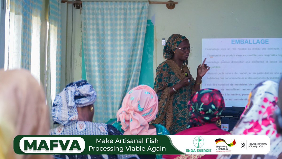 endaenergylinks's tweet photo. #MAFVA #formation 
📍 À Kayar, la formation en marketing digital et élaboration de plan d’affaires a démarré ce 20 avril 2026, dans le cadre du projet MAFVA mis en œuvre par ENDA ENERGIE avec le soutien de la Norvège. L’ouverture officielle a été marquée par la présence, de la collectivite locale, du service des pêches et de la GIZ. Elle a débuté par un module clé sur l’emballage et l’étiquetage des produits halieutiques, essentiel pour mieux valoriser les produits.
Cette initiative accompagne les femmes de la coopérative Geum Sa Bop vers une meilleure structuration de leurs activités. Dans une zone où le fumage du poisson reste vital mais confronté à plusieurs défis, cette formation arrive à point nommé. Très vite, les échanges sont devenus concrets et participatifs. On y parle de qualité, d’image de marque, de clients et de rentabilité. Avec l’appui de MAFVA, les participantes commencent à découvrir comment mieux vendre et se positionner sur le marché.