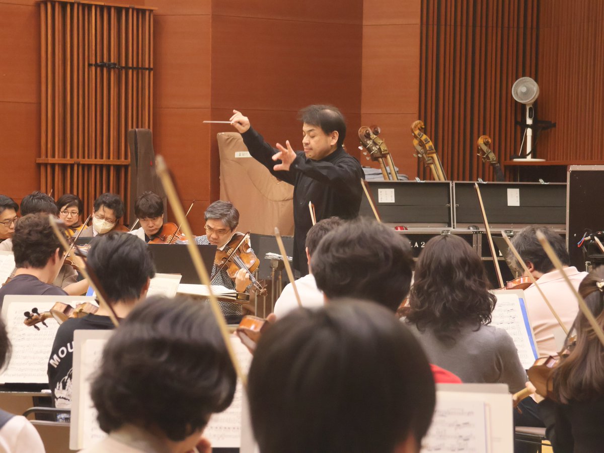 NHKSO_Tokyo's tweet photo. #N響 4月定期公演Cプログラム
4月24日(金)・25日(土) NHKホール
NHK交響楽団 シンガポール公演
4月29日(水・祝) エスプラネード シアター・オン・ザ・ベイ コンサートホール

#nhkso #TatsuyaShimono

N響正指揮者 #下野竜也 の指揮で贈る、4月定期Cプログラムのリハーサルが始まりました🎶

本公演では、N響100年特別企画「邦人作曲家シリーズ」の一環として、外山雄三、伊福部昭の作品を取り上げます。

また、本プログラムは一部内容を変更し、4月29日にシンガポール公演としても演奏予定です。

メインに据えるのは、ブリテン《歌劇「ピーター・グライムズ」─4つの海の間奏曲》。
海を題材にしたこの作品では、刻々と表情を変える4つの情景が描かれ、豊かな表現力でその世界が立ち上がります✨