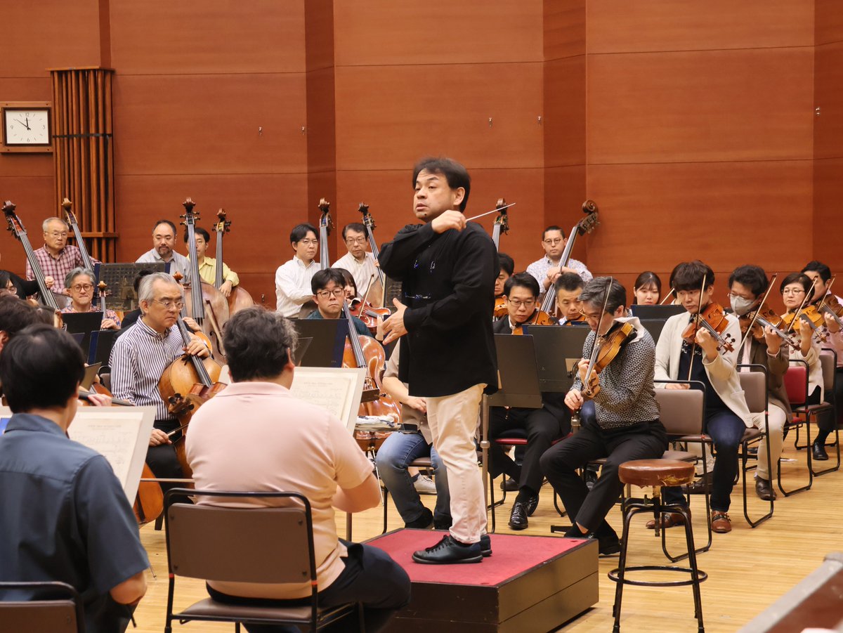 NHKSO_Tokyo's tweet photo. #N響 4月定期公演Cプログラム
4月24日(金)・25日(土) NHKホール
NHK交響楽団 シンガポール公演
4月29日(水・祝) エスプラネード シアター・オン・ザ・ベイ コンサートホール

#nhkso #TatsuyaShimono

N響正指揮者 #下野竜也 の指揮で贈る、4月定期Cプログラムのリハーサルが始まりました🎶

本公演では、N響100年特別企画「邦人作曲家シリーズ」の一環として、外山雄三、伊福部昭の作品を取り上げます。

また、本プログラムは一部内容を変更し、4月29日にシンガポール公演としても演奏予定です。

メインに据えるのは、ブリテン《歌劇「ピーター・グライムズ」─4つの海の間奏曲》。
海を題材にしたこの作品では、刻々と表情を変える4つの情景が描かれ、豊かな表現力でその世界が立ち上がります✨