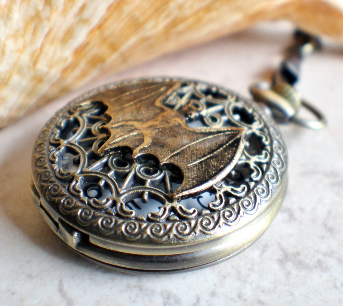 charsfavorite's tweet image. Unlock timeless elegance with our bronze Bat battery-operated pocket watch, yours for just $55. Don't miss out on a stylish accessory that speaks sophistication! #PocketWatch #Timepiece

Shop Now charsfavoritethings.com/products/bat-p…