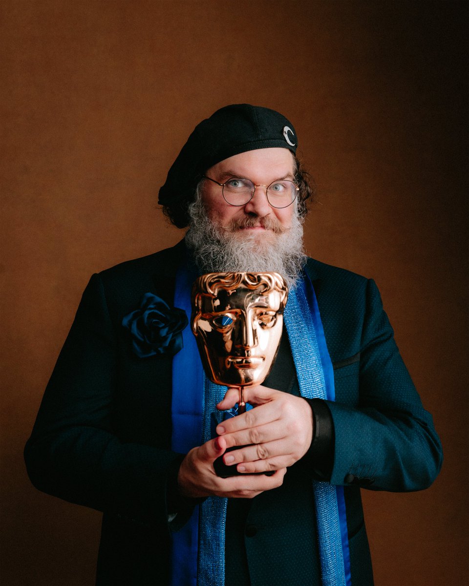 BAFTAGames's tweet image. Anything but blue! Tonda Ros with his BAFTA for Blue Prince 💙

#BAFTAGamesAwards with @GooglePlay 

📸 @alexingramphoto