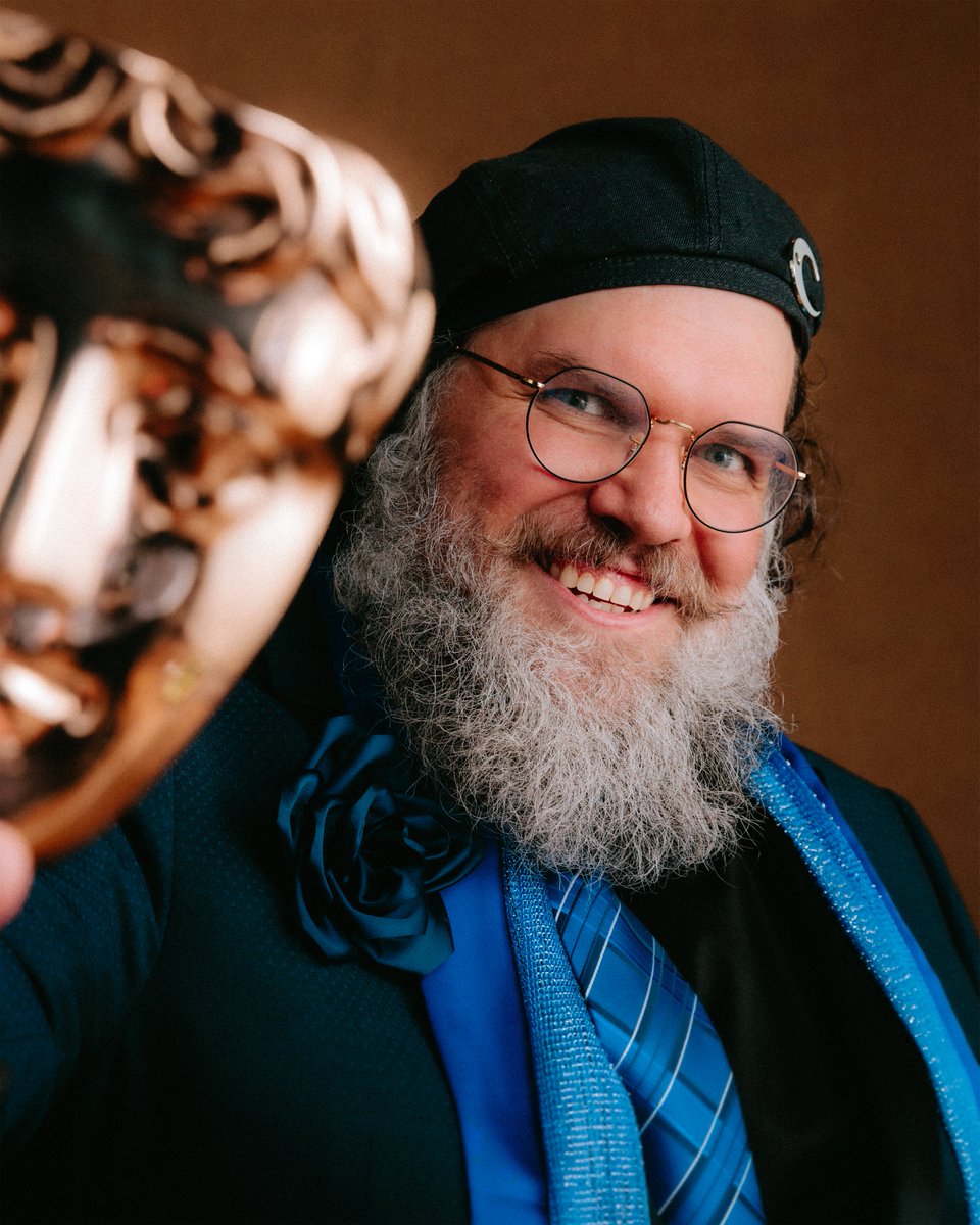 BAFTAGames's tweet image. Anything but blue! Tonda Ros with his BAFTA for Blue Prince 💙

#BAFTAGamesAwards with @GooglePlay 

📸 @alexingramphoto