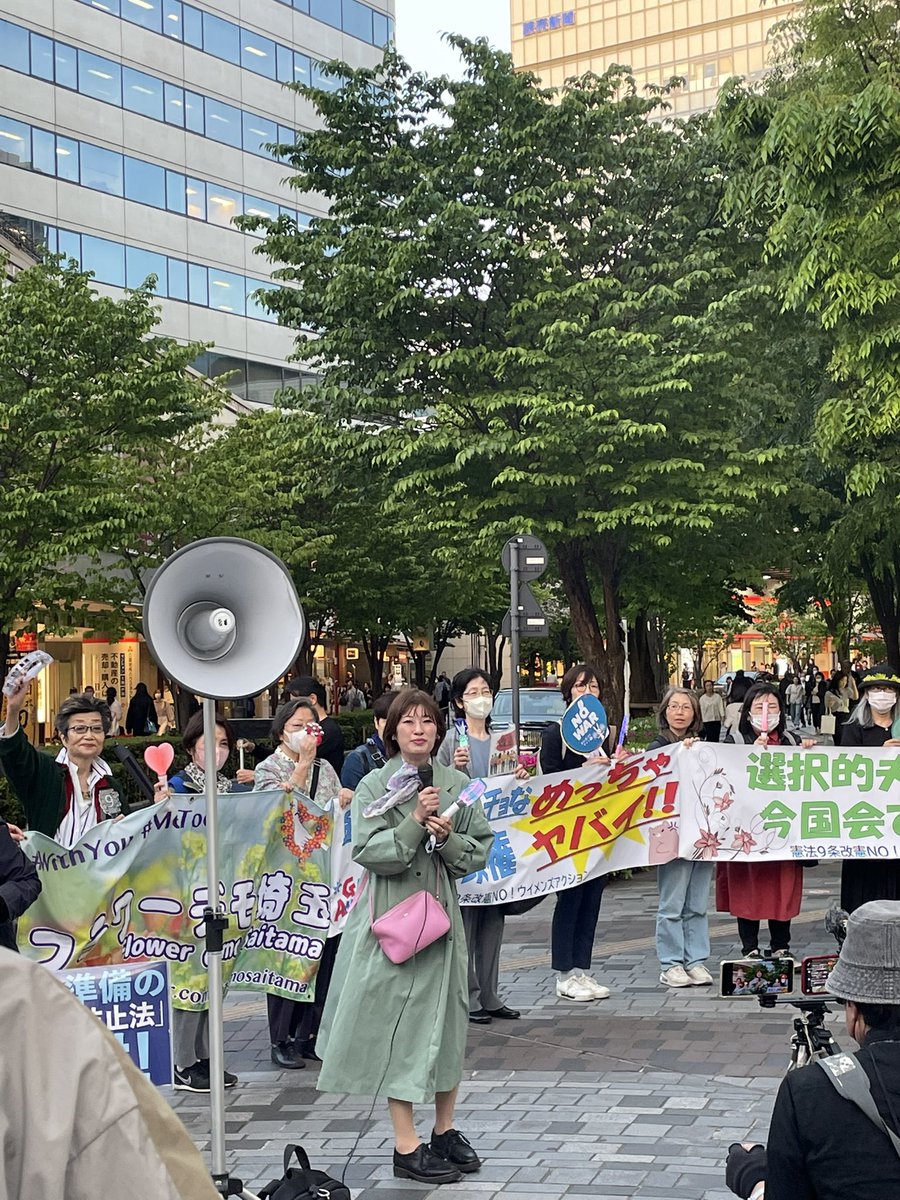 Gurutensan's tweet photo. イトシア前街宣、始まりました✨
#憲法9条改憲NO ! 
#ウィメンズアクション 
#戦争と家父長制は表裏一体 #MeToo https://t.co/Lo8rhIv1WZ