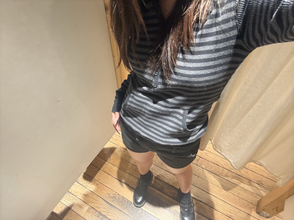 正面还好，背面露着半个屁股蛋子……