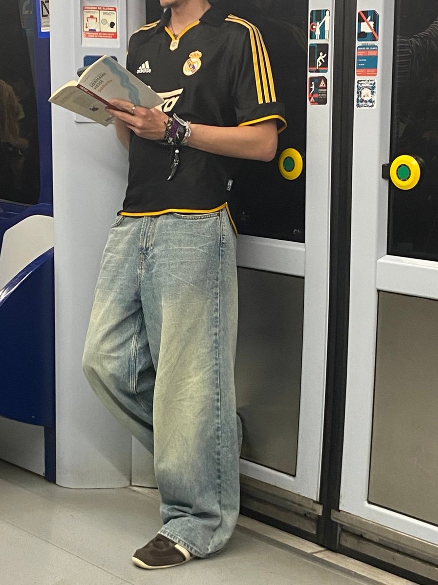 Gente leyendo en el metro tweet media