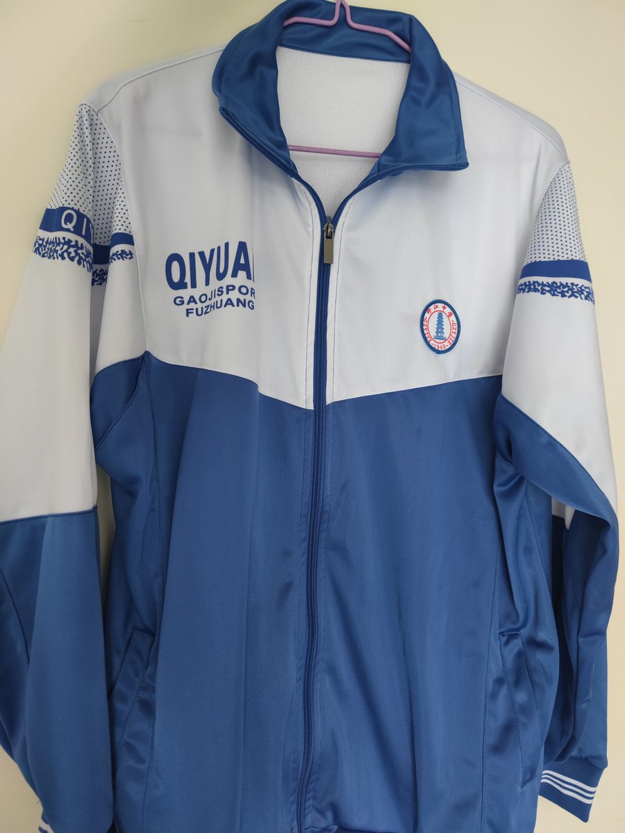 Osehebk7bc8cKRX's tweet image. 尖货，尺码齐全，无汗网，喜欢的来！Fabulous and slippery tracksuit (Chinese school uniform).#slippery #tracksuit #滑料校服 #校服