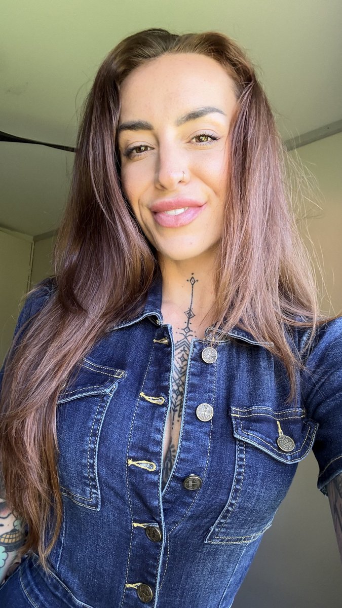 realpixiefern's tweet image. putting these buttons to work 🫡

#redhead #girlnextdoor #denim