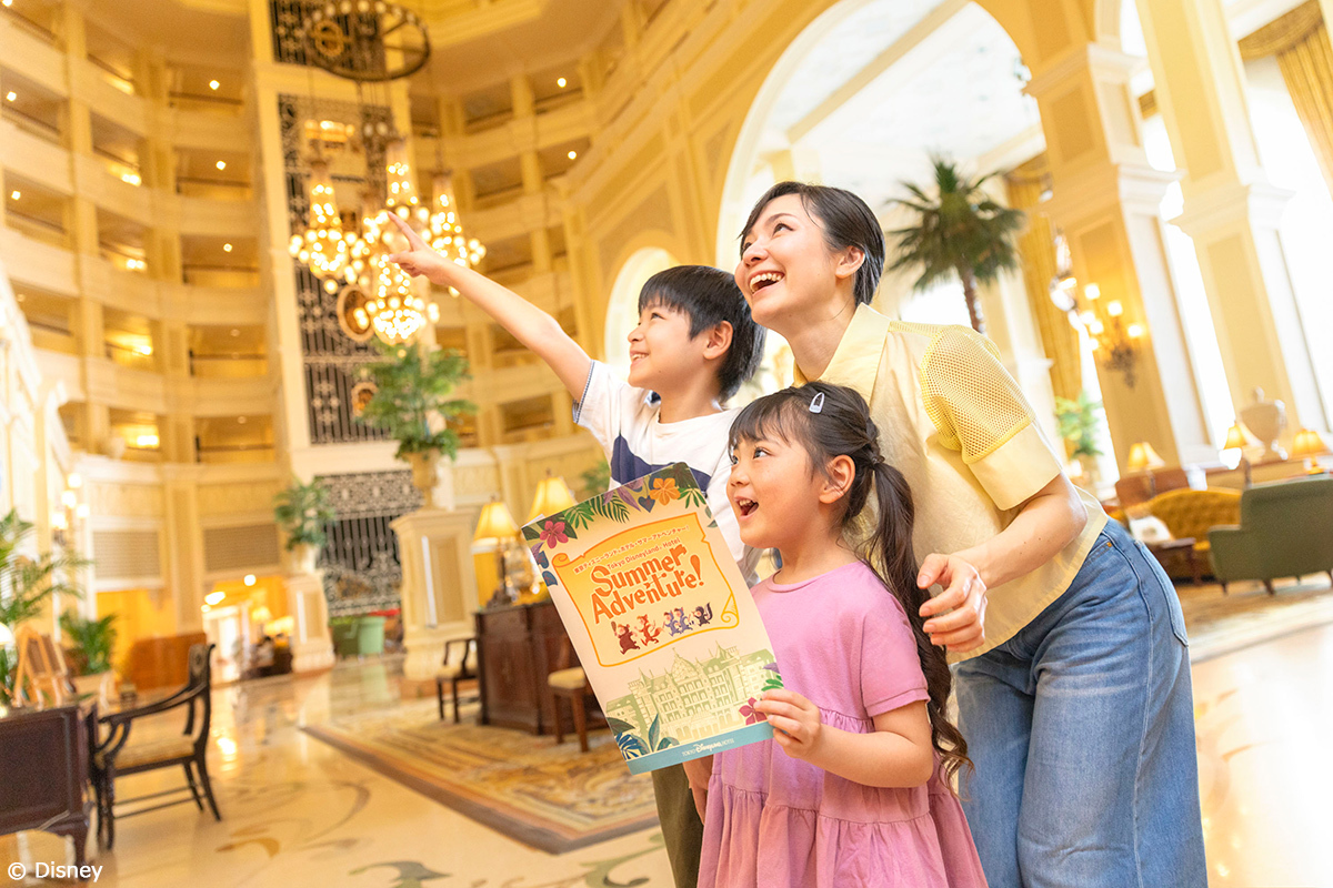 TDR_PR's tweet photo. 👣ロストキッズになりきって館内を散策👣

東京ディズニーランド®ホテルでは、7月1日～9月14日の期間、館内やプールでラリープログラムを楽しめる「東京ディズニーランドホテル・サマーアドベンチャー！」が新たに登場🌴
これであなたもロストキッズの仲間入り！？✨

くわしくはこちら
https://t.co/GW2EckLZiz