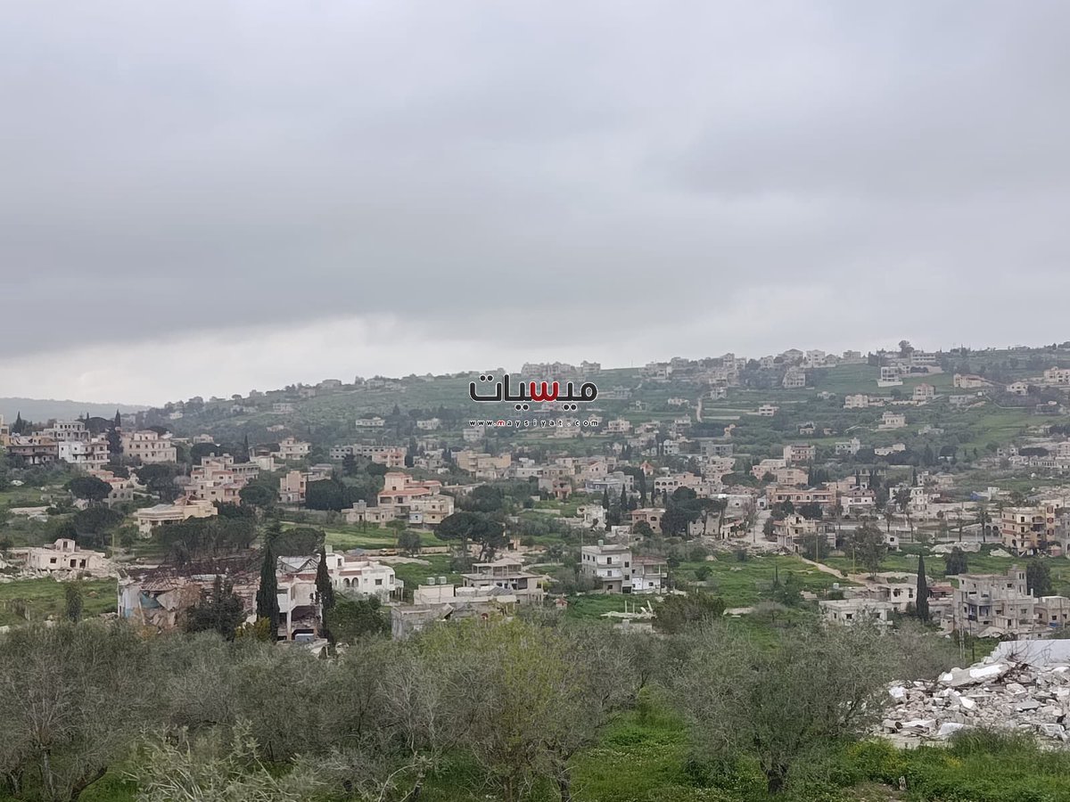 mhd_zahreddine's tweet photo. #عاجل - #ميسيّات: صور جديدة تُظهر جانب من أحياء مدينة ميس الجبل الشرقية والغربية والجنوبية، وتظهر الدمار الكبير داخل الحارة الشرقية القديمة والساحة العامة والحارة الغربية.. وايضاً يظهر في الصورة جندي صهيو.ني يقف امام علم الاحتلا.ل قرب الحاووز في منطقة رأس الظهر.

#ميسيّات https://t.co/33hQMWnfaE