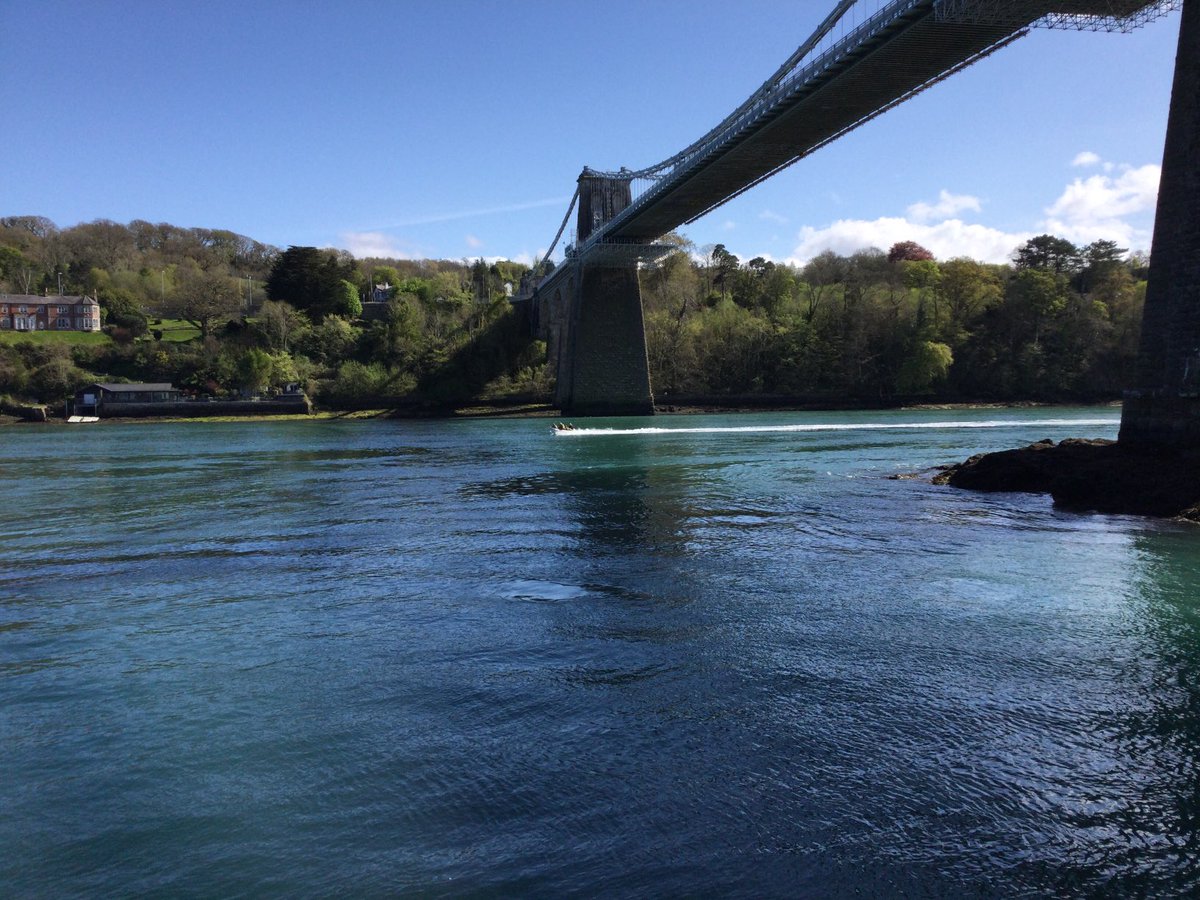 deering_w's tweet image. Menai Bridge on a lovely day. #Anglesey ⁦@AngleseyScMedia⁩