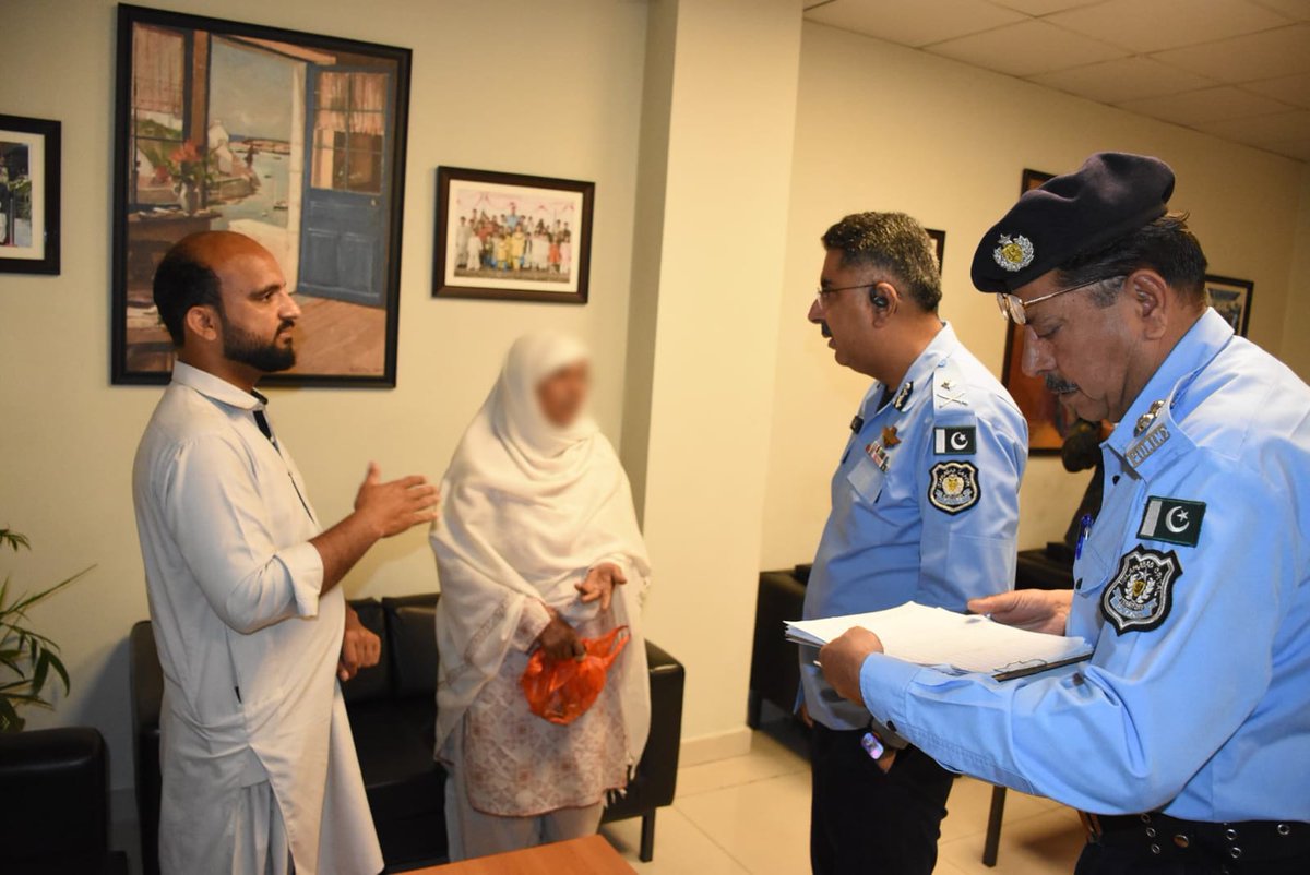 ICT_Police's tweet image. آئی جی اسلام آباد سید علی ناصر رضوی نے کھلی کچہری میں تشریف لائے شہریوں کی شکایات و مسائل سن کر ان کے فوری حل کے لیے متعلقہ افسران کو موقع پر ہی احکامات جاری کئے۔

#WeRIslamabadPolice #Islamabad #AliNasir