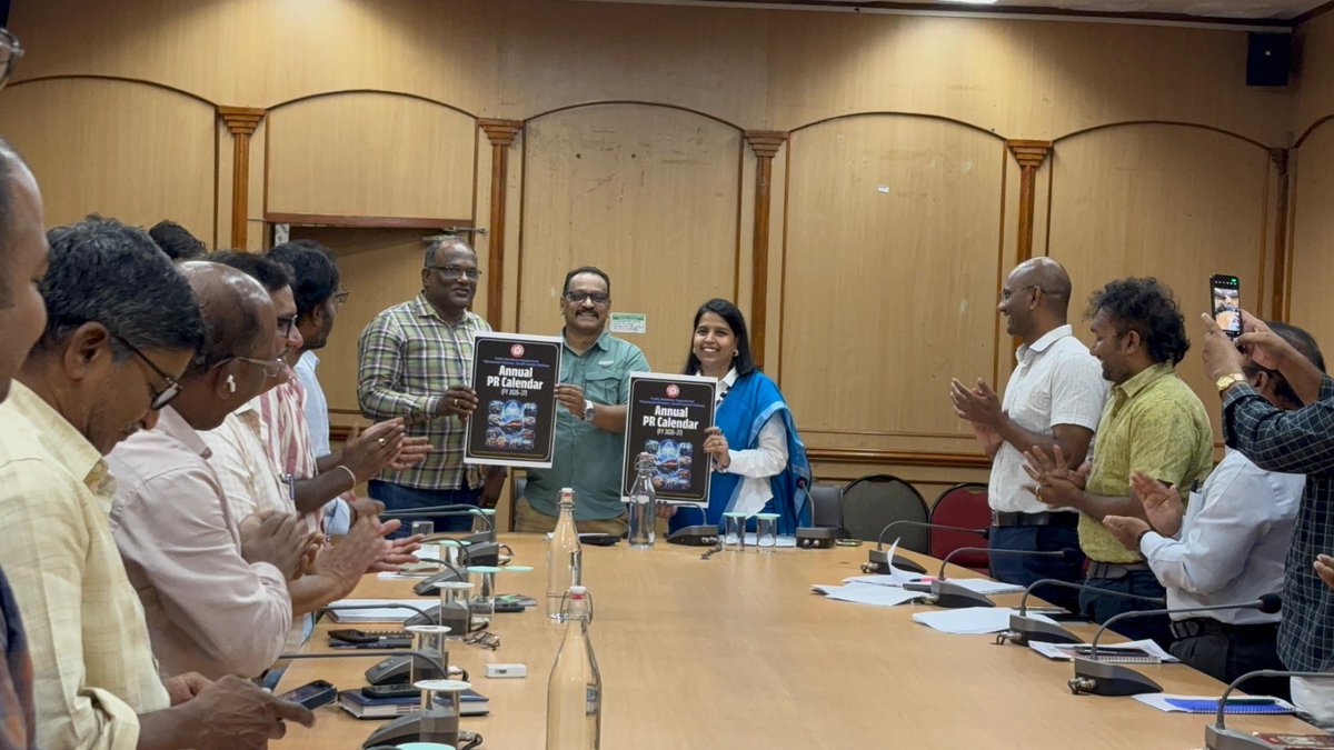 drmvijayawada's tweet image. 🚆 Vijayawada Division, SCR marks #NationalPublicRelationsDay 2026 with the launch of its Annual PR Calendar (FY 2026–27)
📅A first-of-its-kind initiative to ensure structured, proactive &amp;amp; integrated communication 
#PRDay2026 #PublicRelations #VijayawadaDivision