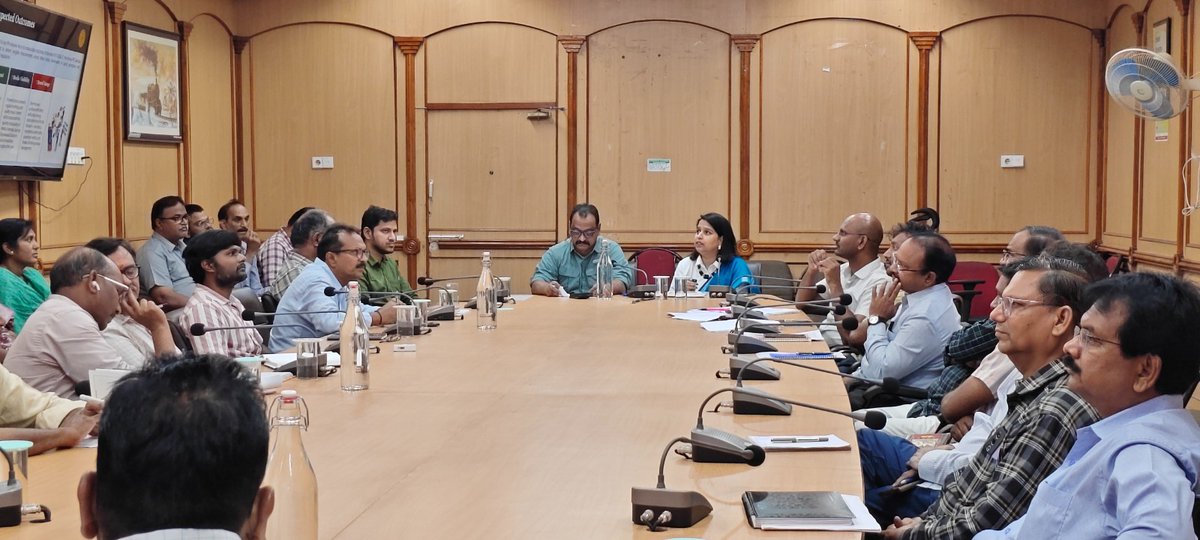 drmvijayawada's tweet image. 🚆 Vijayawada Division, SCR marks #NationalPublicRelationsDay 2026 with the launch of its Annual PR Calendar (FY 2026–27)
📅A first-of-its-kind initiative to ensure structured, proactive &amp;amp; integrated communication 
#PRDay2026 #PublicRelations #VijayawadaDivision