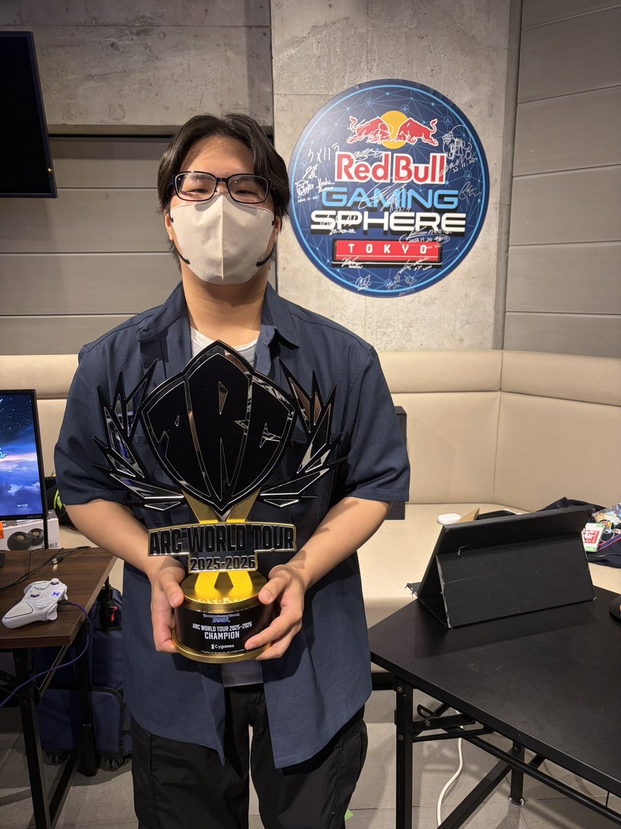 robertrorio's tweet image. うおおおお！ #awt25_26 優勝トロフィー🏆超重い！！象徴的にも物理的にもどっちも重い！！！
本日限定で #TatakaiTuesday に置いとくので観にきてね〜
※ちなみに土台以外はおさわり厳禁です。
#RedBullGamingSphereTokyo