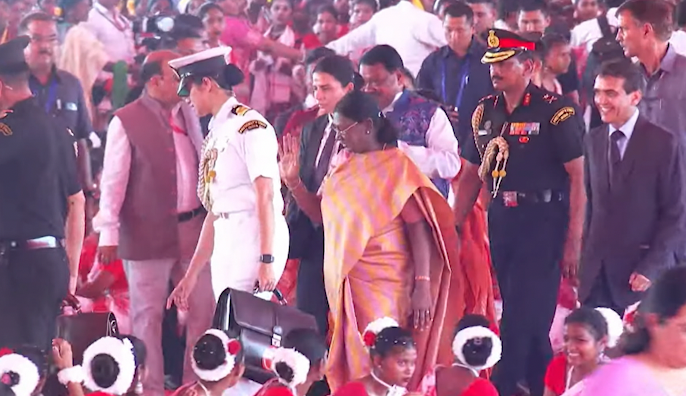 knews_odisha's tweet image. ଇସ୍ପାତ ସହର ରାଉରକେଲାରେ ମହାମହିମ, ପିଲାଙ୍କ ସହ ରାଷ୍ଟ୍ରପତି ଦ୍ରୌପଦୀ ମୁର୍ମୁ

#President #DroupadiMurmu #Jharsuguda #Raurkela #knewsodisha