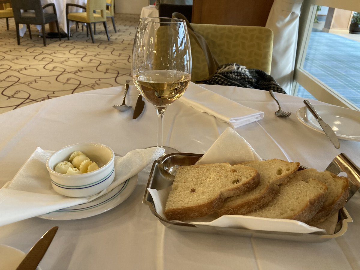 akagi_shimo's tweet image. 先日の海外飯
クロアチア　プリトヴイッツェ編

自然公園の中にあるホテルなので夜朝ついてるプランにしたら、しょぼいbuffetでイマイチだった
予定外昼食のレストランで頼んだ鱒の焼いたのはかなり美味しかった！
#プリトヴイッツェ #croatia #Plitvice