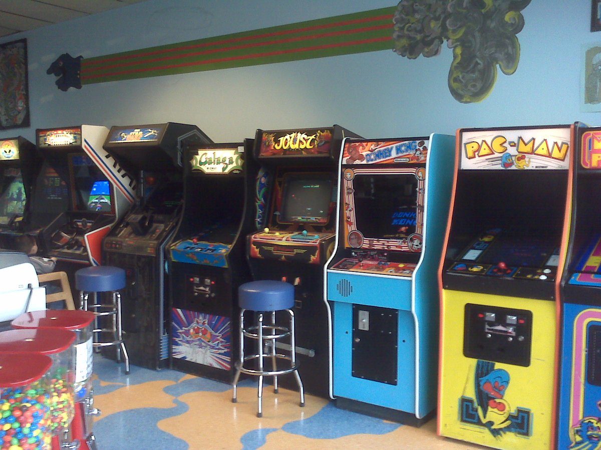 Er_Deivi's tweet image. Parte de la magia del salón arcade era ver cada máquina distinta, distintos colores, decoración, muebles estrambóticos. Las salas modernas parecen homogéneas como máquinas de hospital #Retrogaming #Retrogames