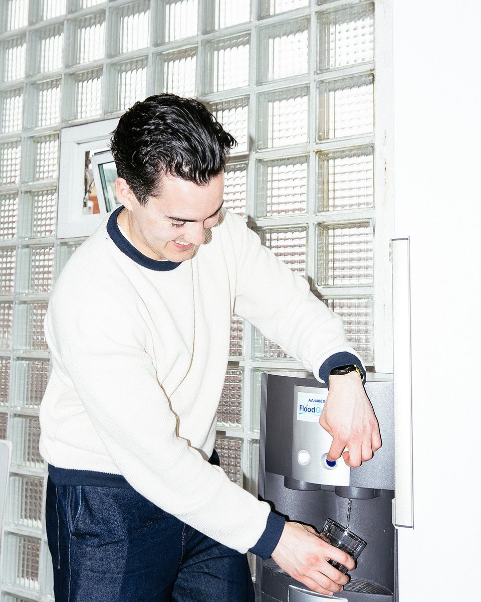 wearedhd's tweet photo. Today we’re hanging out with Steffan our UX Designer, to dive into his office favourites and daily inspirations.

One thing/tool you can’t live without? My Garmin watch (cringe I know). Always checking my VO2 max on that thing. Also my Aeropress…. Can’t go 1 day without it. https://t.co/7xFSVBCEIr