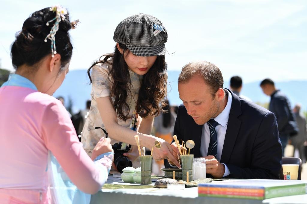 China_and_World's tweet image. 🍽️🎨 A #celebration for the 2026 United Nations Chinese Language Day was recently held in #Geneva. The event welcomed around 400 participants, including officials from international organizations and diplomats from more than 30 countries.

(Photo Source: Xinhua) #Exchanges