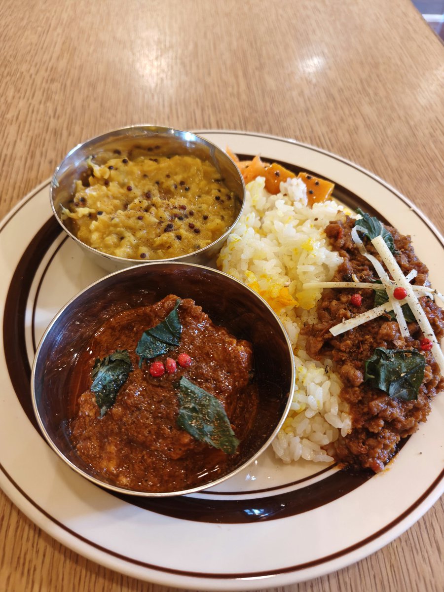 negombo33高円寺
3種盛り
ラムキーマ
ポークビンダルー
豆
おいしかった。
ちょっと塩強いかな……