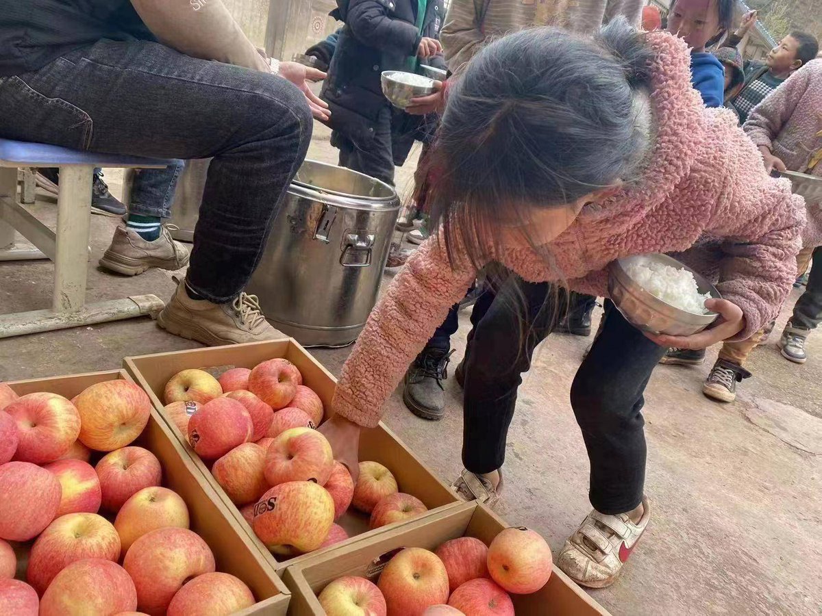 GillBisman's tweet image. "Today’s win: 10 mins of unplanned hide-and-seek with my kid. No screens, just giggles + messy hair (from hiding under beds). Worth every second.  #ParentingWin #UnpluggedPlay"