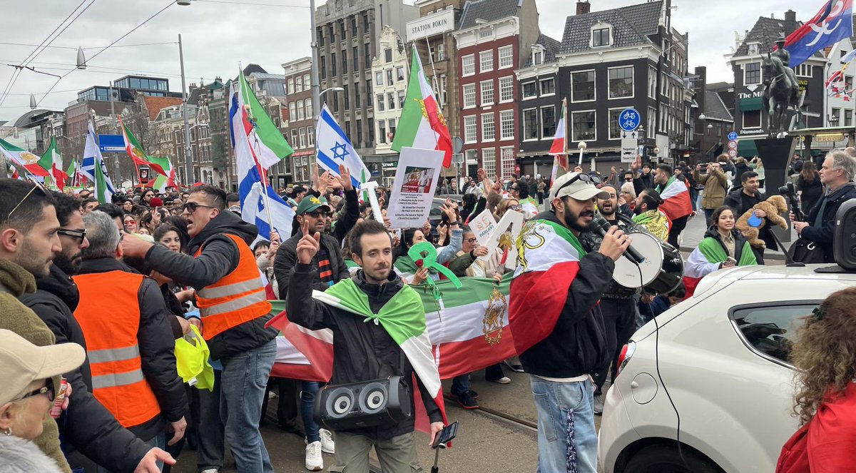 2500sale's tweet photo. Het is zorgwekkend dat u Javad Montazeri als 'neutrale' bron gebruikt. Hij werkte jarenlang voor het propaganda-apparaat van het regime. Het is een bekende tactiek van Teheran om agenten naar buiten te sturen om de oppositie te beschadigen. (5/8)
#Infiltration #Nieuwsuur https://t.co/5eOapFLiIV