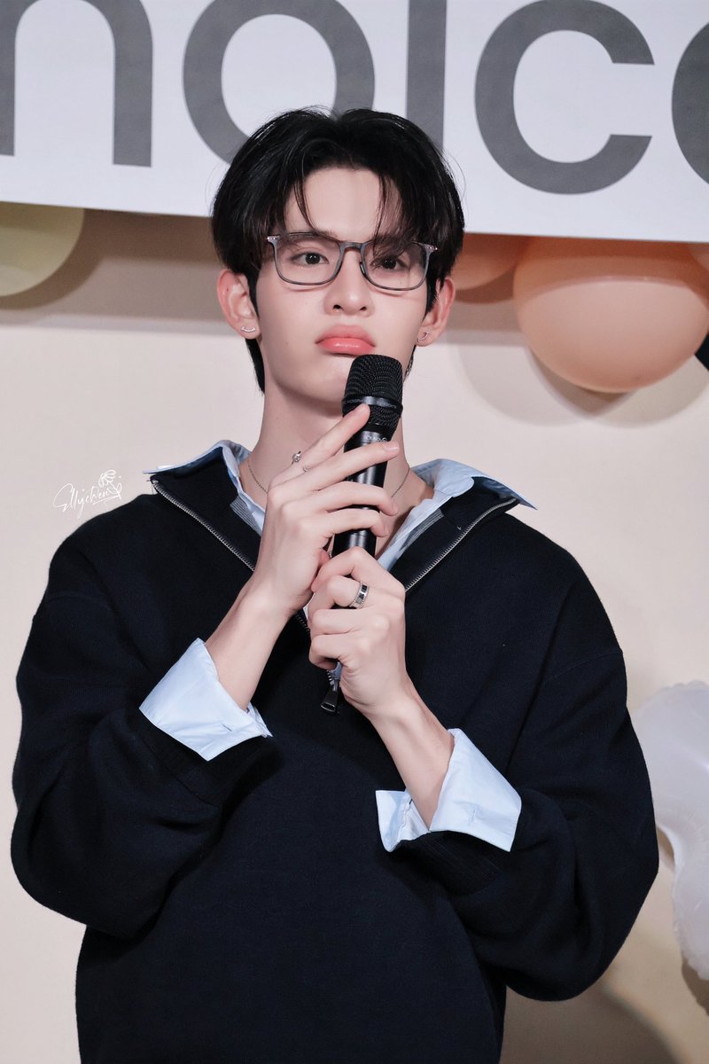 I feel like the #JSY baby is acting cute all the time, really adorable.
Missing U .🥰

#JamesSu