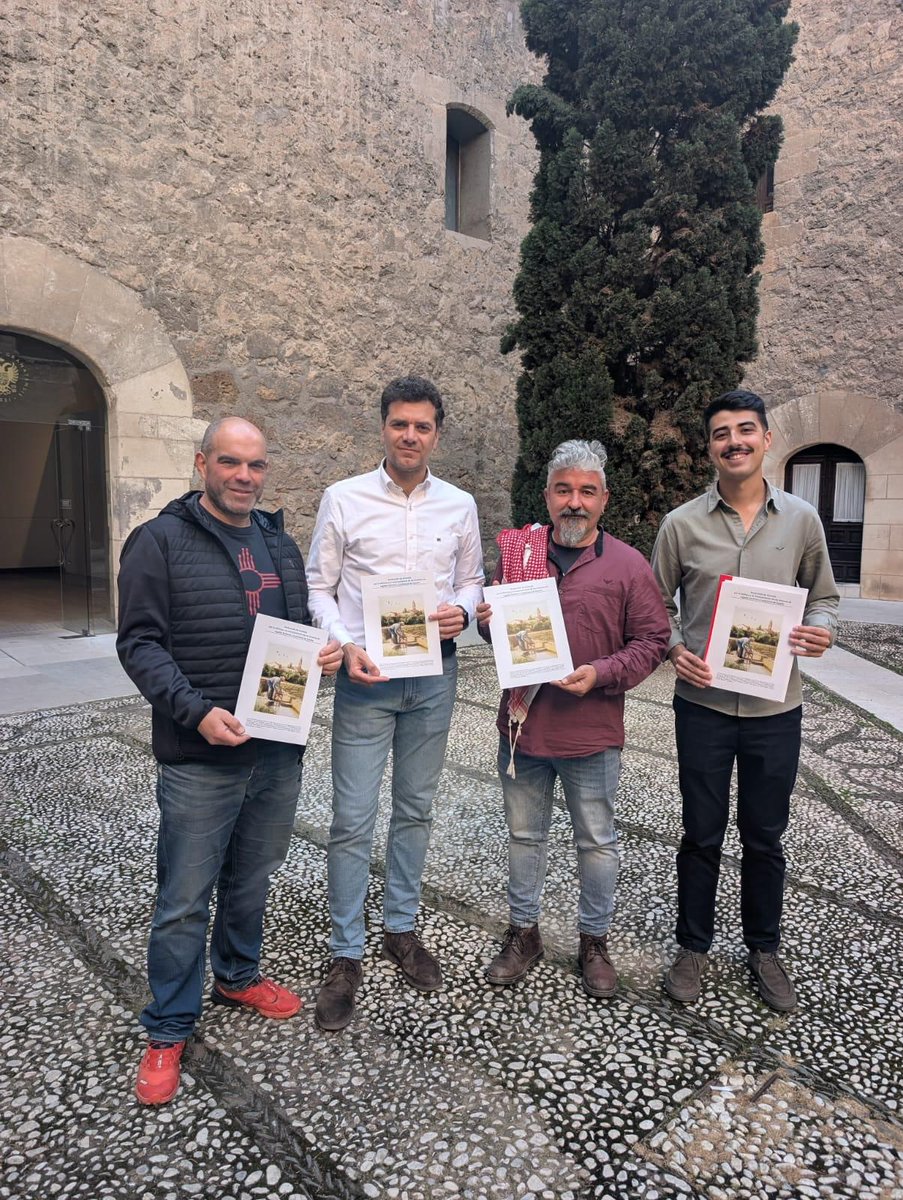GranadaUpa's tweet photo. 🌱UPA Andalucía y UPA Granada firman la Declaración de Granada en defensa de los regadíos históricos y tradicionales.
Un paso clave para proteger estos sistemas históricos, esenciales por su valor social, ambiental, cultural y económico para el mundo rural.🌾
#upagranada https://t.co/eFKD0ymzKP