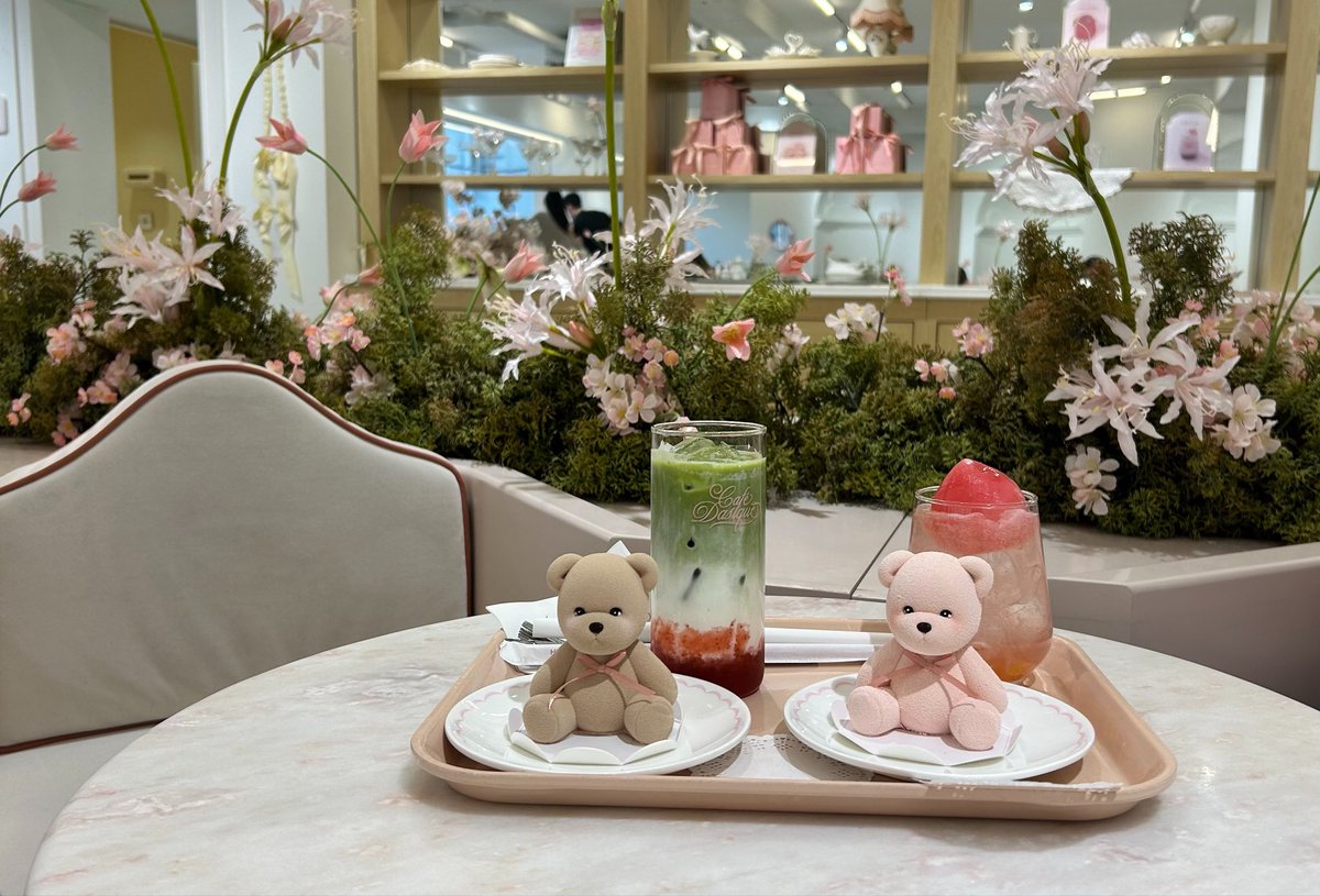 Подача в кафе от <a href="/dasiquekr/">데이지크</a> божественна. Пирожные нежнейшие