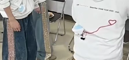 ayumi03_25's tweet image. 舘様いい顔してる内心のわくわくが隠しきれてない笑
そしてたまゆきが後ろにしかもハートと繋がってるなんて可愛い！
特典映像も楽しみ😊
#SnowMan_13thSG 
#オドロウゼ 
 #BANG
 #SAVEYOURHEART 
 #SnowMan