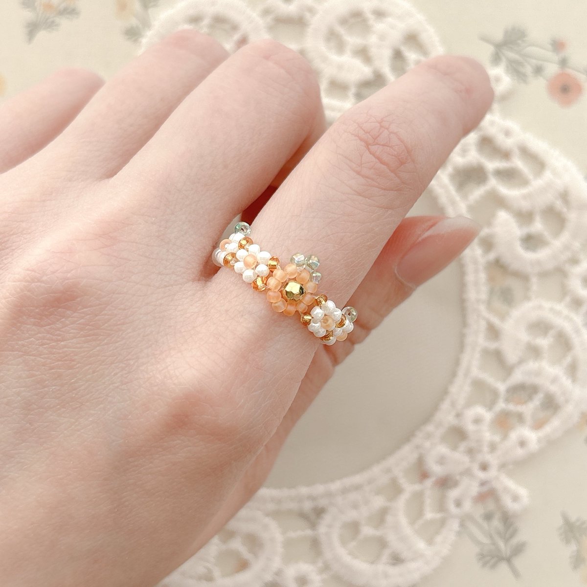 n_a_m_u_76's tweet image. seaglass × flower 🌼🍃

orange🧡×gold💛

#Namu #handmade #beads #seaglass #ハンドメイド #ハンドメイドアクセサリー #シーグラス #韓国アクセサリー #フラワービーズ