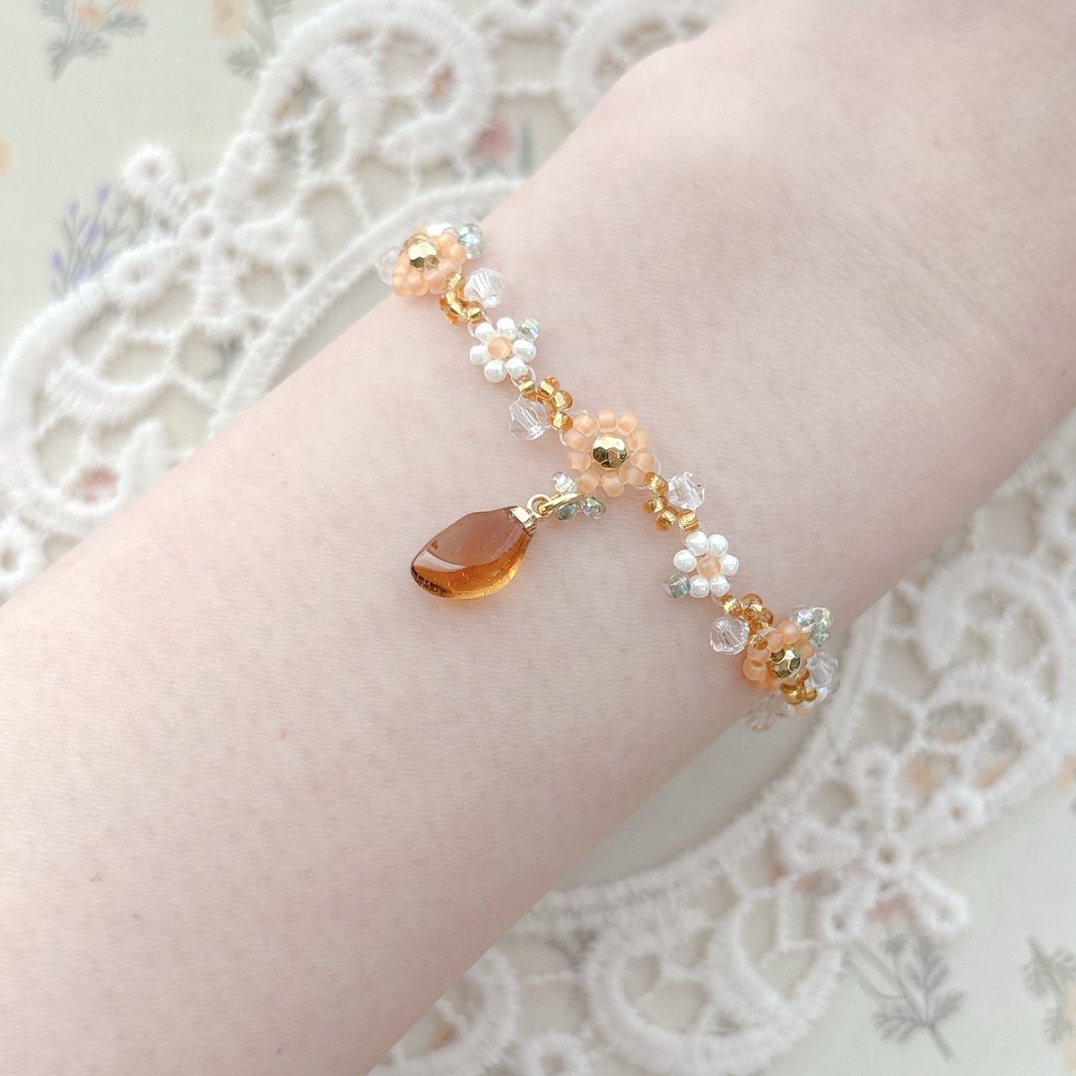 n_a_m_u_76's tweet image. seaglass × flower 🌼🍃

orange🧡×gold💛

#Namu #handmade #beads #seaglass #ハンドメイド #ハンドメイドアクセサリー #シーグラス #韓国アクセサリー #フラワービーズ