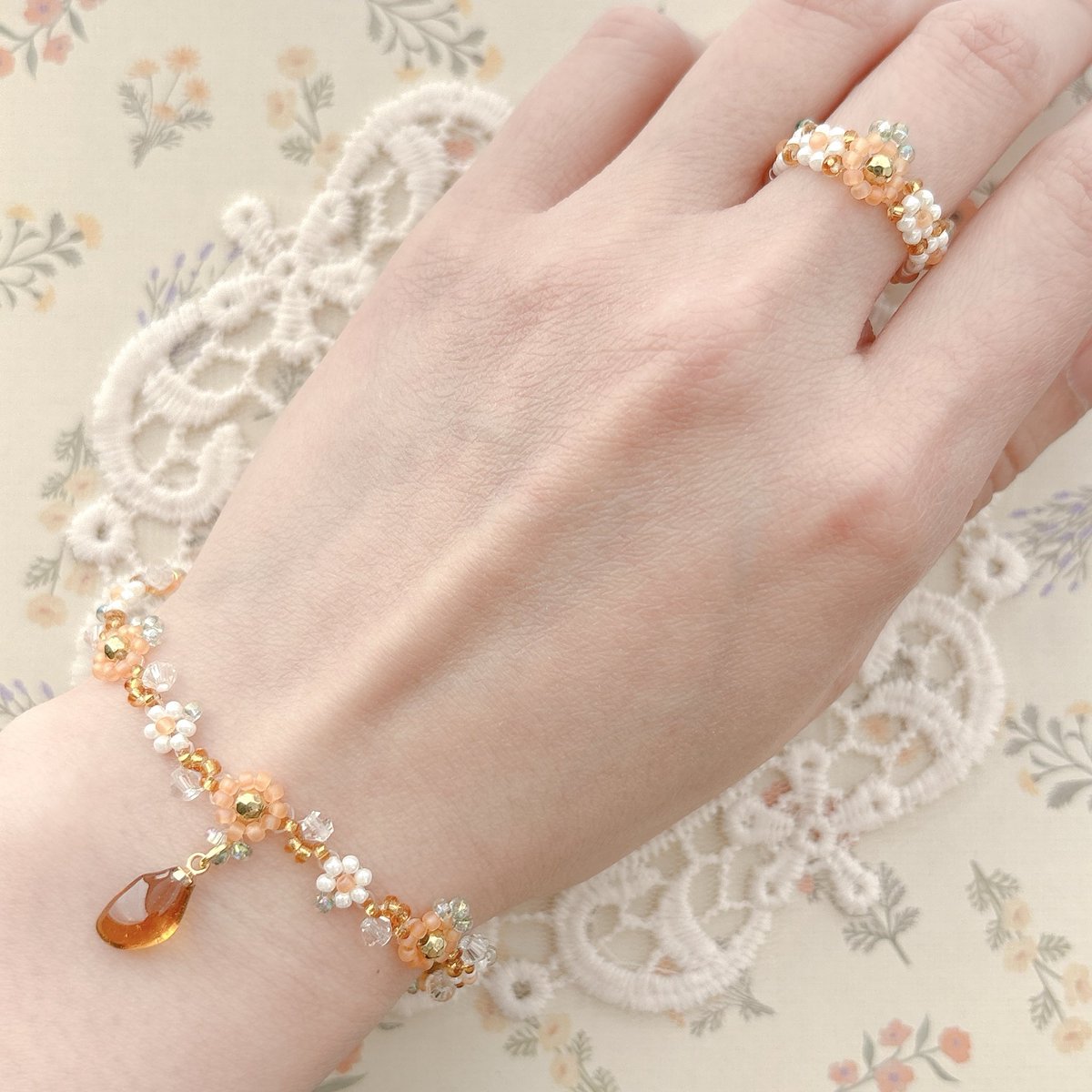 n_a_m_u_76's tweet image. seaglass × flower 🌼🍃

orange🧡×gold💛

#Namu #handmade #beads #seaglass #ハンドメイド #ハンドメイドアクセサリー #シーグラス #韓国アクセサリー #フラワービーズ