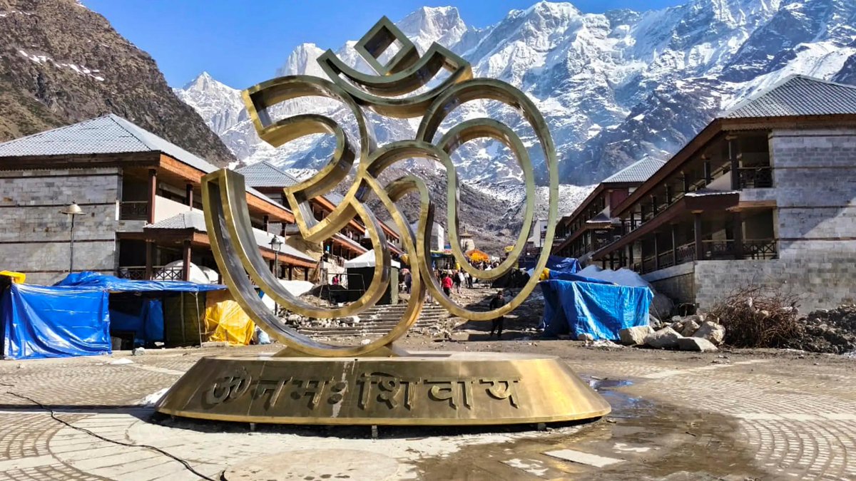 timesofindia's tweet photo. #InPics | Workers decorate the sacred #Kedarnath Temple with floral garlands in #Rudraprayag on the eve of its door-opening ceremony, as preparations peak for the pilgrimage season 🙏✨

#Kedarnath #CharDhamYatra #Uttarakhand #TempleDarshan #Faith https://t.co/msQpuMOnQN