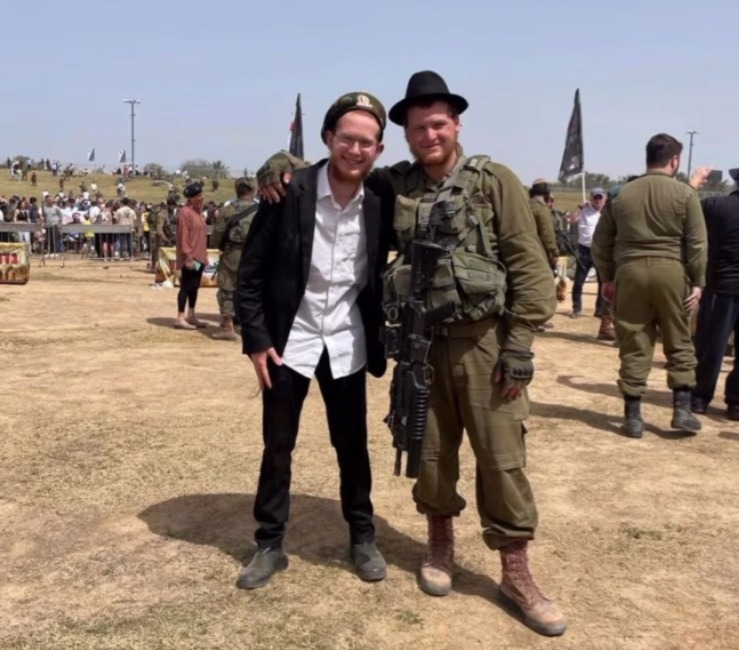 GLZRadio's tweet photo. "בני אדם הם יותר משחור ולבן - זה מורכב" • חיה, אחותו של סמ"ר משה שמואל נול ז"ל, משתפת: "אחי הקטן זלמן הוא חב"דניק אדוק, ולמרות השוני ביניהם - מוישי והוא היו בלתי נפרדים. אולי לא גדלנו על זה שכולם הולכים לצבא,  אבל היינו הכי גאים בו בעולם" https://t.co/CBFIBrMeKu