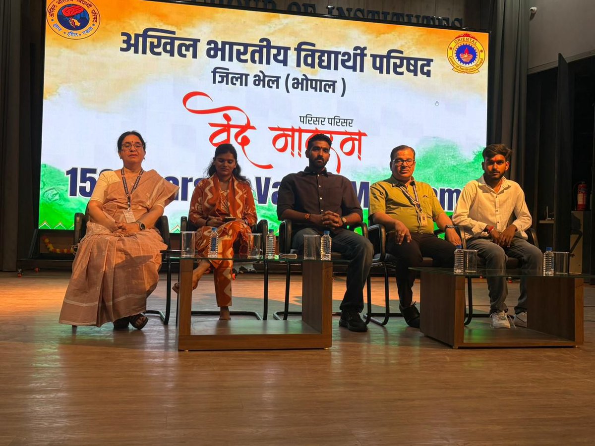 ABVPVoice's tweet photo. 150 वर्ष वंदे मातरम् के 🇮🇳

“परिसर-परिसर वंदे मातरम्” अभियान के अंतर्गत अखिल भारतीय विद्यार्थी परिषद मध्यभारत के जिला भेल इकाई, भोपाल महानगर द्वारा वंदे मातरम् का सामूहिक गान आयोजित किया गया।

इस अवसर पर  राष्ट्रीय मंत्री श्री. @shravanbraj सहित बड़ी संख्या में छात्र-छात्राएँ उपस्थित रहे।

#VandeMataram #ABVP