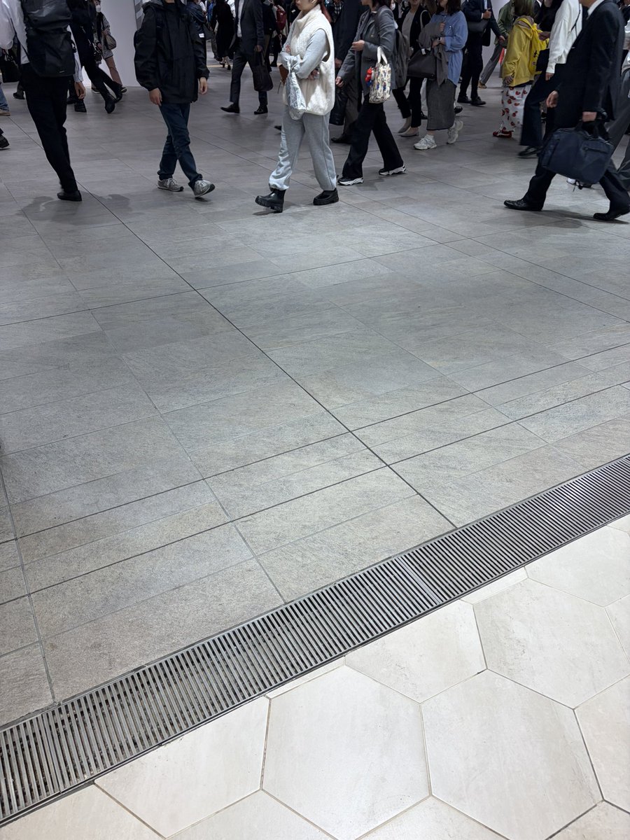 今夜は2度目ましての女社長さんと直ホテル。騎乗位で「私が動くから動かないで欲しい」というバイタリティある社長さん。頻繁に仕事で海外にも行っている様子。「感触を楽しむから」と言って前回は合計1時間くらい騎乗位をして汗だくでした。私はラクなんですが😎今日は背面騎乗位もしたい。