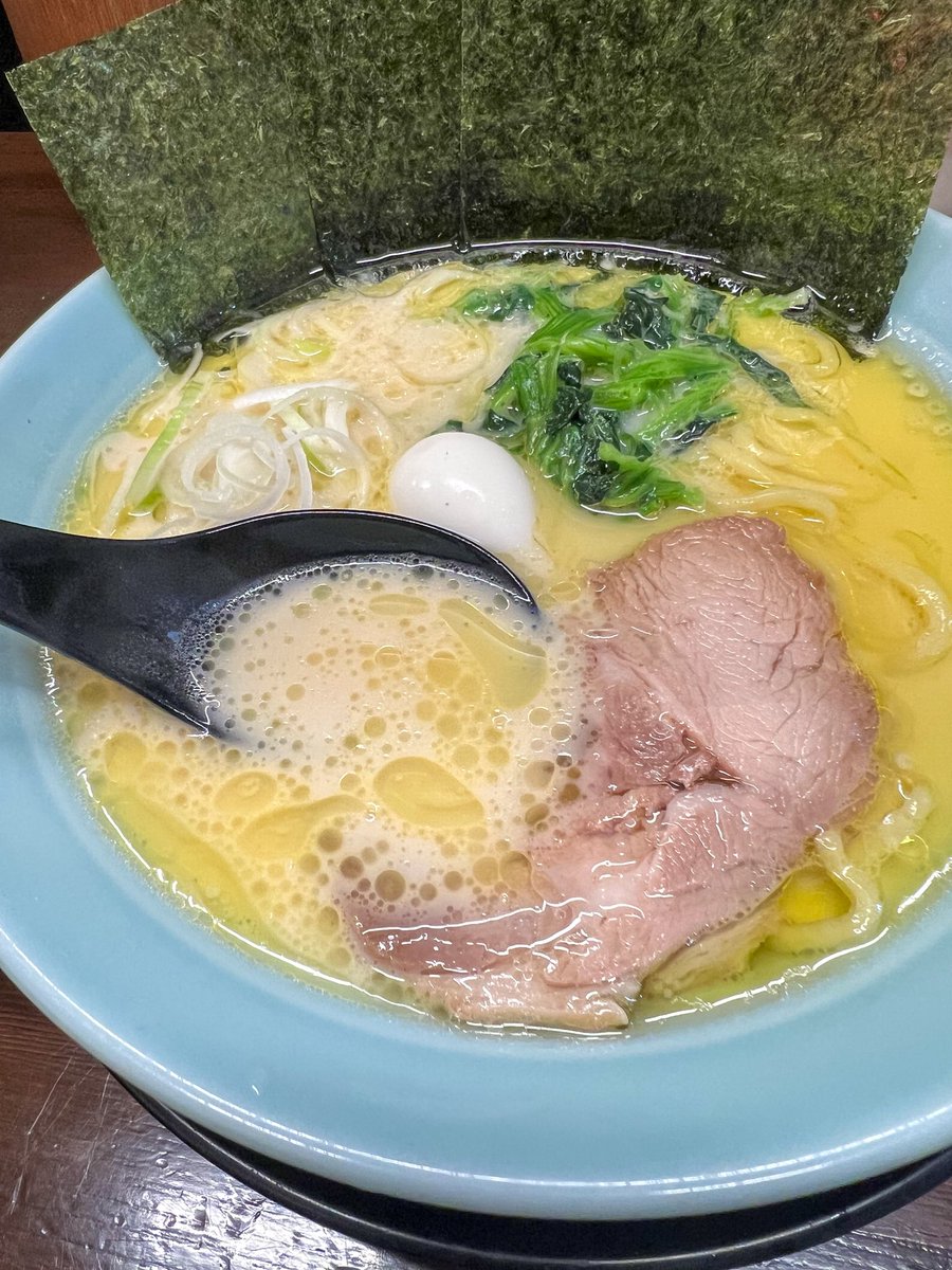 rin5_mgmg's tweet photo. 名古屋の五女子(尾頭橋近く)にある家系ラーメン専門店『爛々亭』に初来店！

豚骨の旨みと甘味をガッツリ感じつつも臭みがないラーメンスープは、家系の中では少しあっさり目な印象で、思わずごくごく飲んでしまった。

家系を食べたいけど、罪悪感を感じたくない日にちょうど良すぎるラーメン🍜 https://t.co/6YXEVILzo0