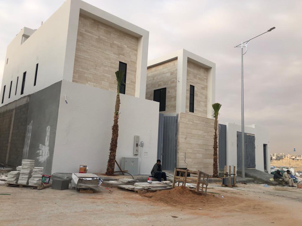 architeco1's tweet photo. نصائح لتنفيذ دهانات الرشة الخارجية بشكل جيد ومن دون ظهور مشاكل فيها مستقبلا :
١- فرد سقالات على كامل الواجهة ولذلك لتنفيذها مرة وحدة وعدم ظهور فواصل فيما بعد ومناطق مختلفة الدرجة عن بعضها.
٢- يفضل تنفيذ الرشة بالطريقة اليدوية اذا توفر مقاول في منطقتك ينفذها يدوي
3- الطلب من المقاول والعمال تغطية الرخام والابواب والشبابيك بالنايلون حتى لا تعلق دهانات الرشة بها وتخربها