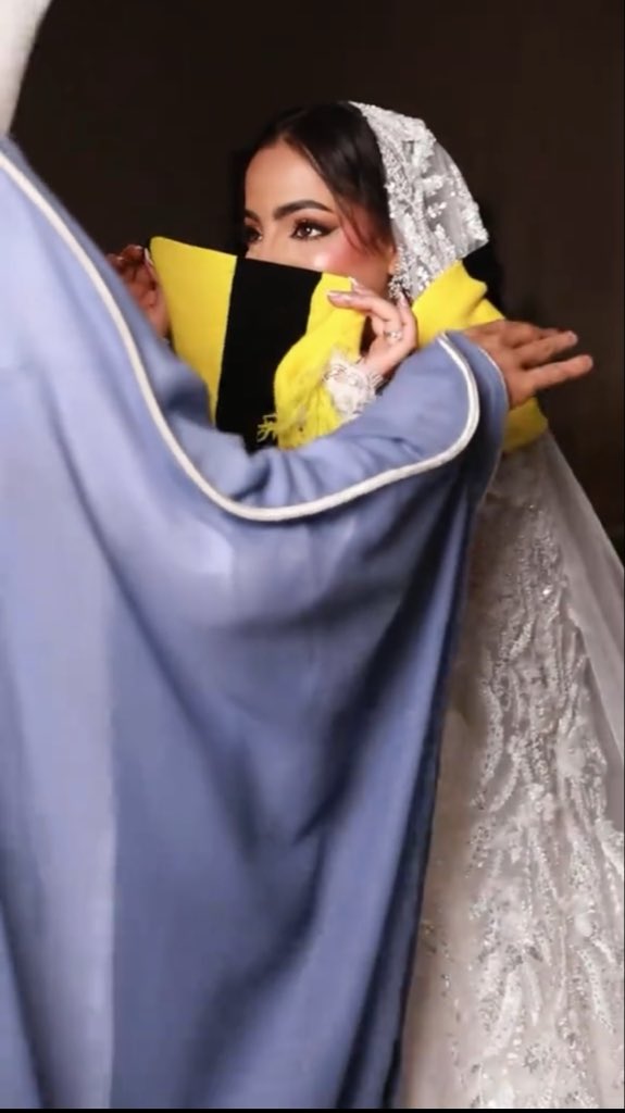 lana_mu90's tweet photo. Could be us 💛 https://t.co/CaCFwgtqZ9