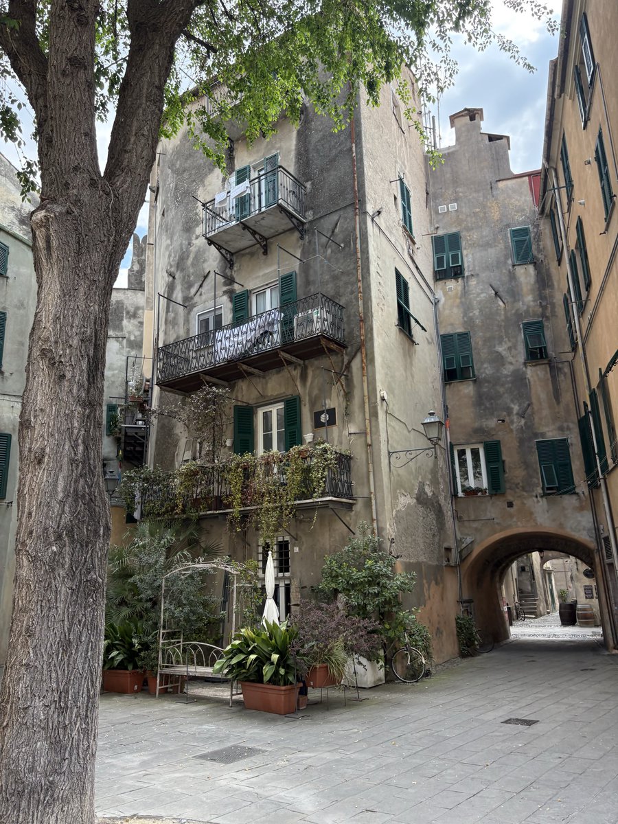 Herrmaennchen's tweet photo. In der Altstadt von #FinaleLigure. Viele Bistros und Restaurants. Heute Morgen fast verschlafen, sehr angenehm. https://t.co/Ke68pDVcQp