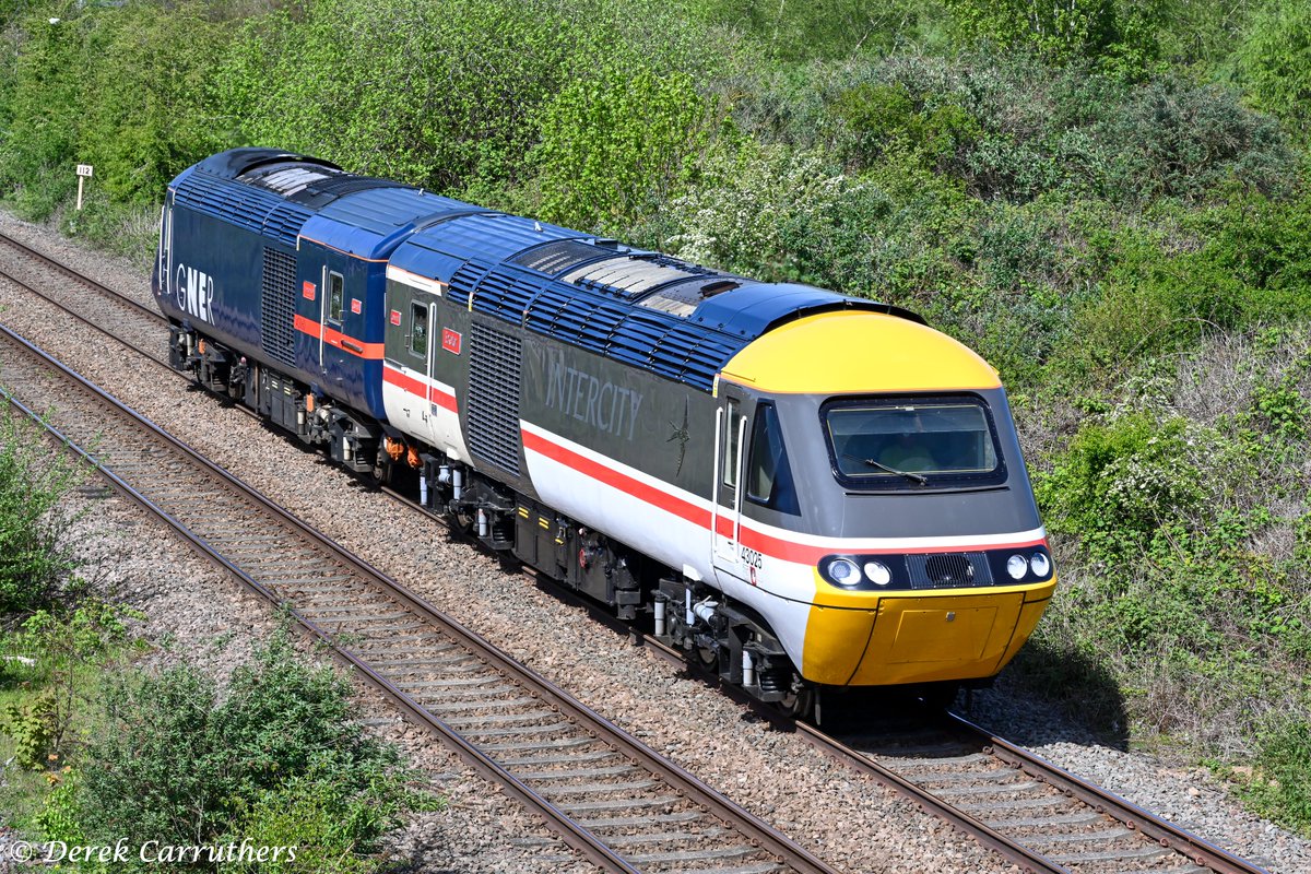 carru12901's tweet image. High Speed Train power cars 43025 'Exeter' &amp;amp; 43060 'Heaton 150' approaching Loughborough on the 21st April 2026 on the 08:55 Bury East Lancs Railway to Loughborough Brush. #MML #HST #HighSpeedTuesday
