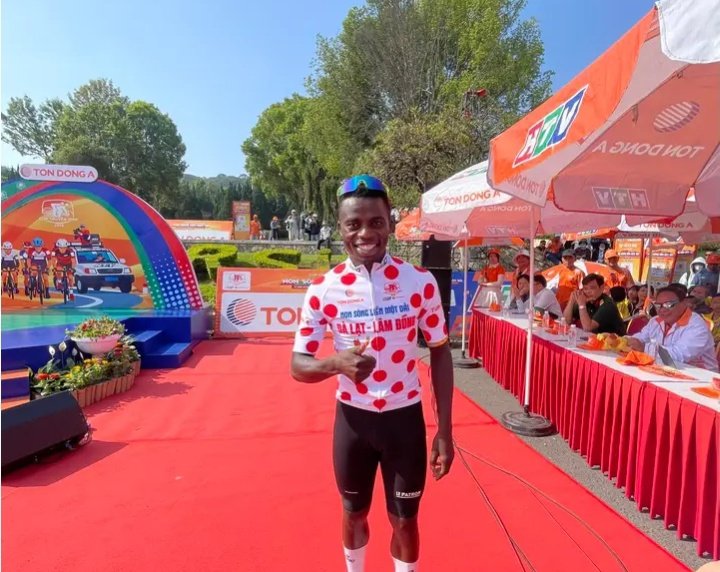 ZXCycling's tweet photo. 🇻🇳#HTVCup
Update about legendary 🇷🇼@mugisha_moise! Today he enjoy final rest day here and meeting with people, fans, then have some training ride despite hot weather. He still KOM and Team Vinama leader, 5th in GC. Wish him keep ride with this way on final week at this race! https://t.co/EO74WZb4o0